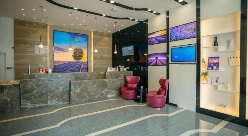 a salon with red chairs and a counter in a room at Lavande Hotels Heze Changjiang Road Wanda Plaza in Zhaolou