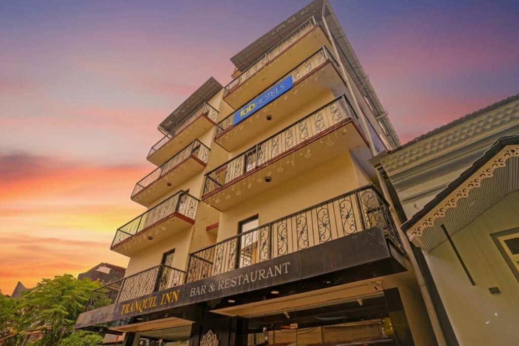 um edifício com um pôr do sol ao fundo em Hotel Mild Inn em Calangute