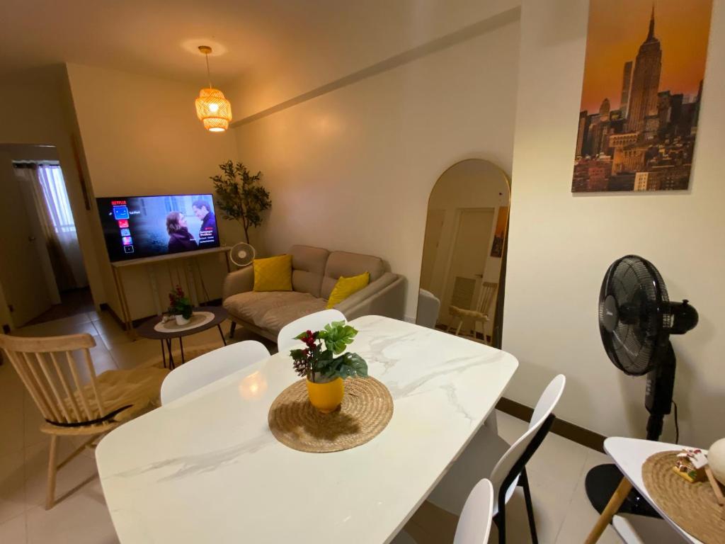 Μια τηλεόραση ή/και κέντρο ψυχαγωγίας στο La Mari Staycation 2bedroom at Prisma Residences