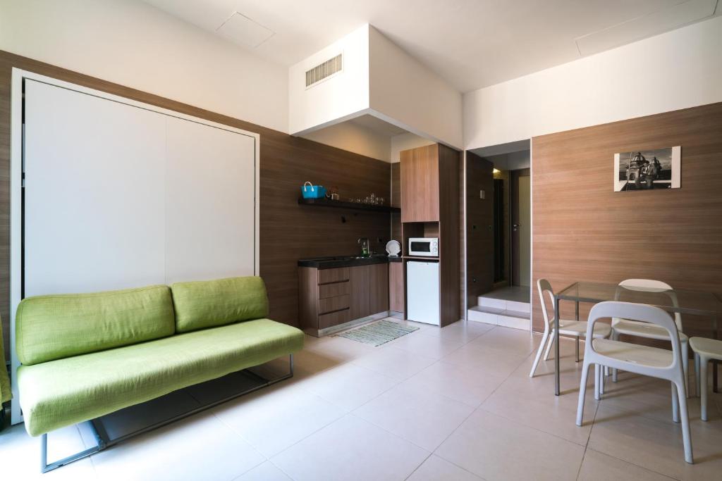 - un salon avec un canapé vert et une table dans l'établissement Residence Europa, à Rome