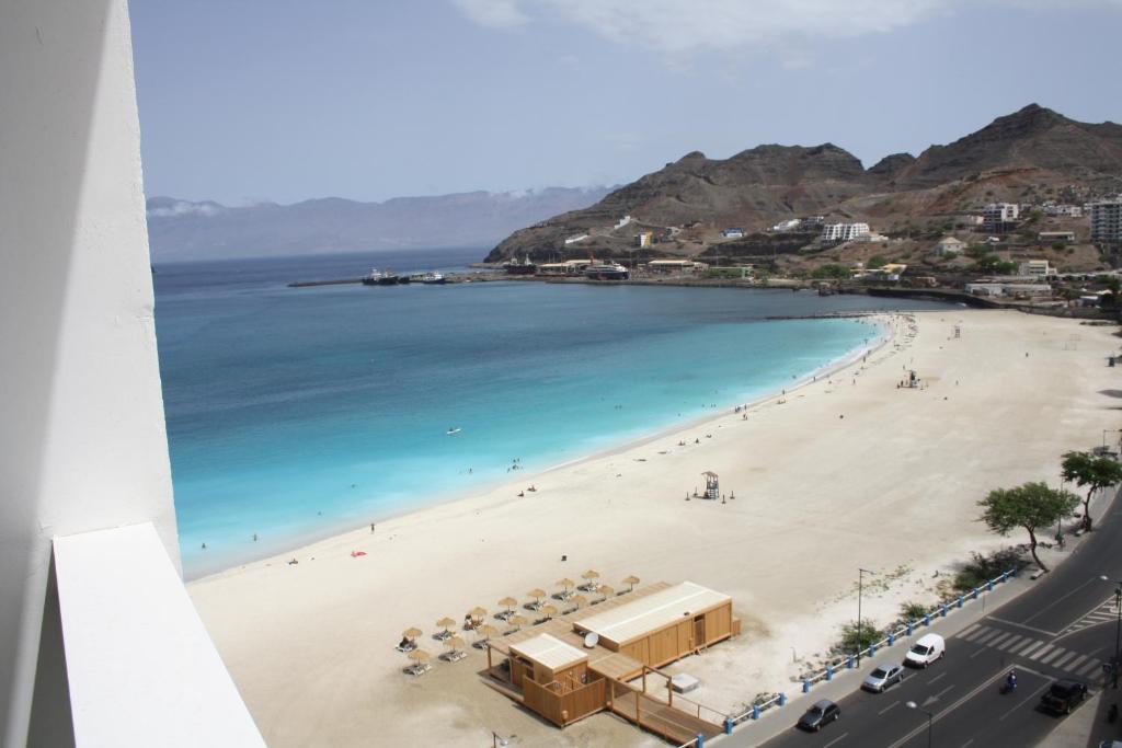 - une vue sur une plage avec des parasols et l'océan dans l'établissement Suite Mariposa Sospesa Sul Mare, à Mindelo