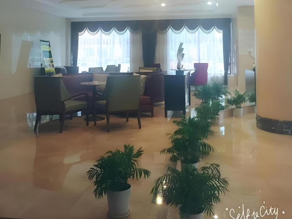ein leeres Büro mit Topfpflanzen in einem Raum in der Unterkunft GreenTree Inn HuZhou AnJi YingBin Avenue Express Hotel in Huangshu