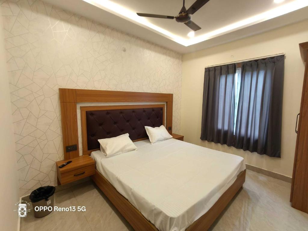 Ένα ή περισσότερα κρεβάτια σε δωμάτιο στο HOTEL O ROYAL SIDHAULI