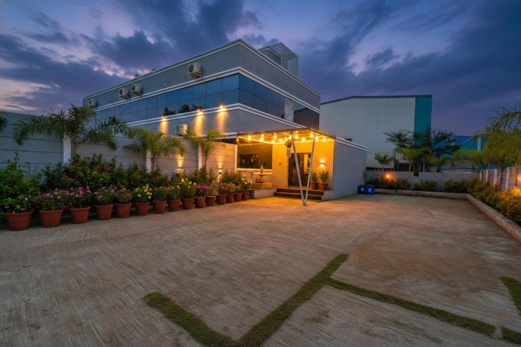 ein Gebäude mit vielen Pflanzen davor in der Unterkunft Via Tiru Residency in Pune