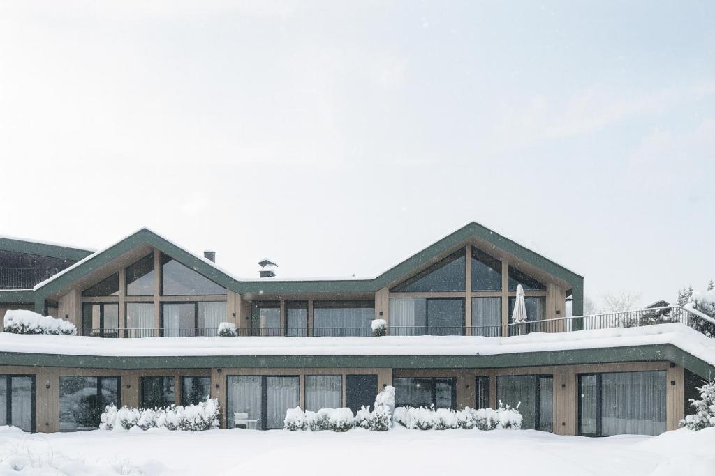 ein großes Haus mit Schnee auf dem Dach in der Unterkunft Walderhof Natz in Natz-Schabs