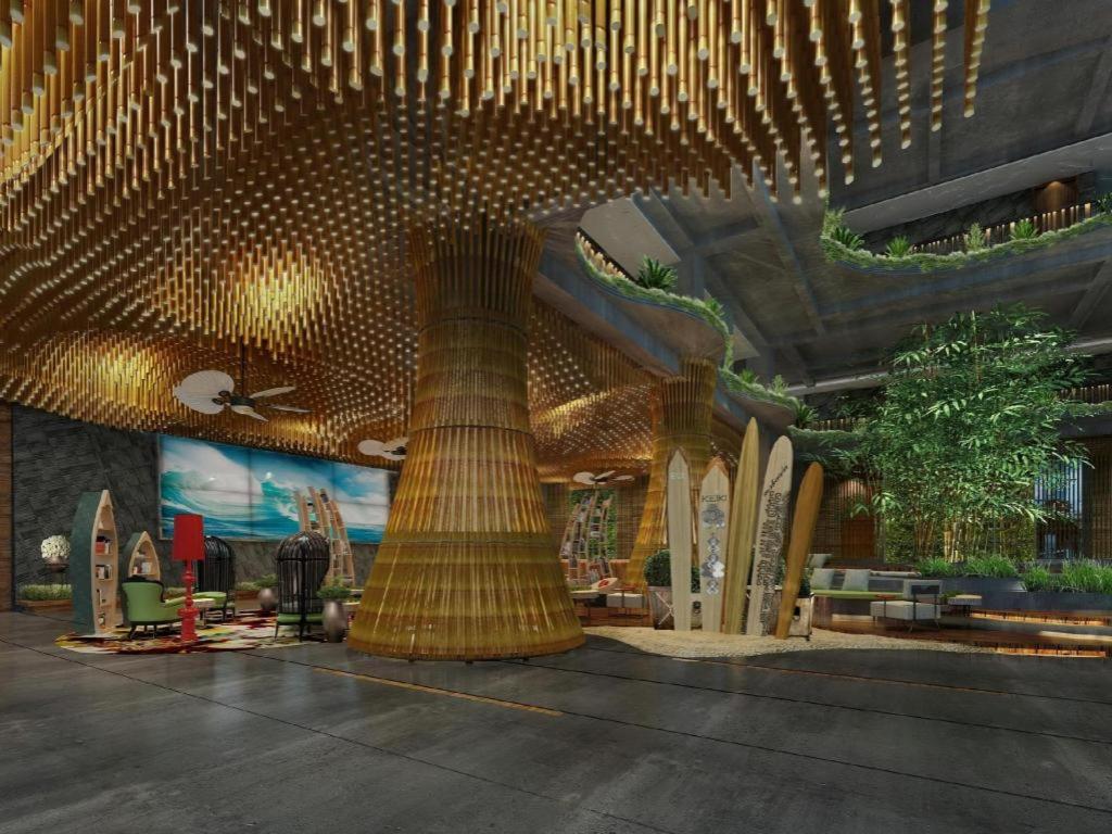 eine Lobby mit einem Haufen Surfbretter in einem Gebäude in der Unterkunft Poly Phoenix Hotel in Sanya