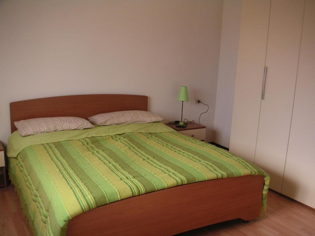 アーバノ・テルメにあるAl Corso delle Terme, 191のベッドルーム1室(ベッド1台、緑の掛け布団付)
