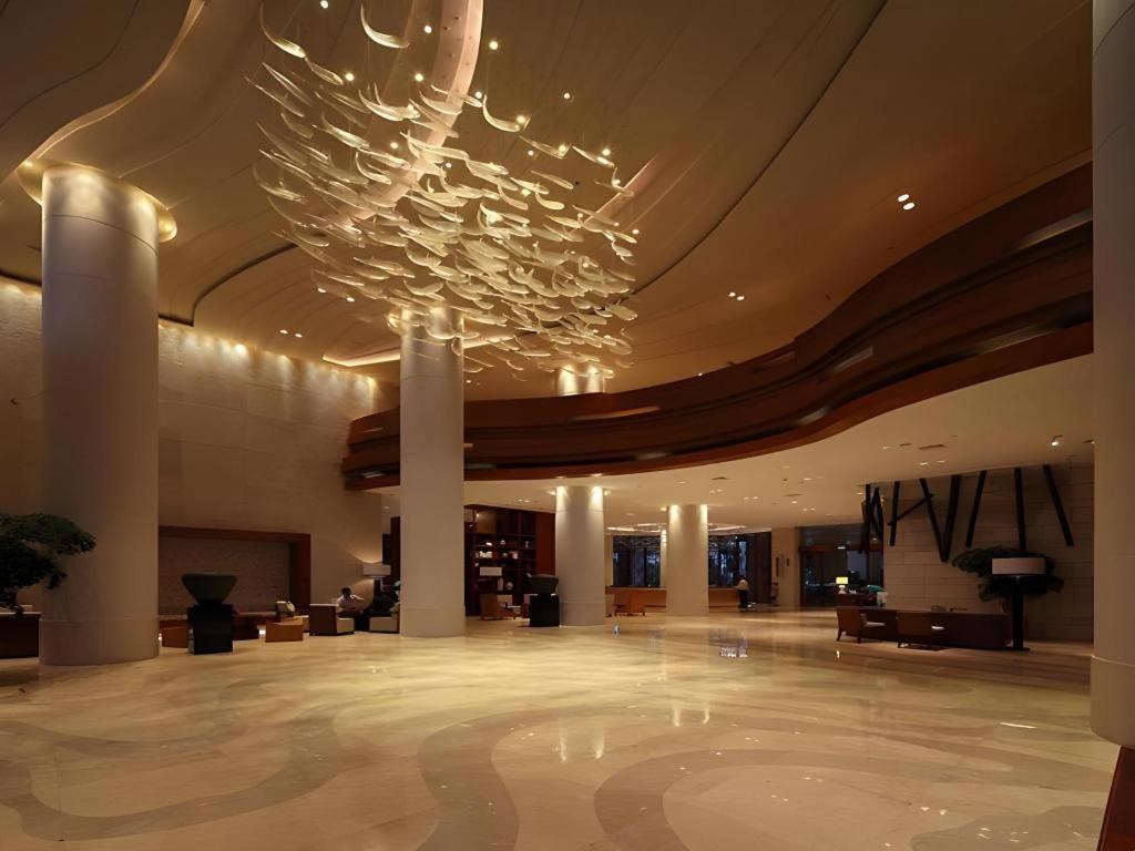a large lobby with a chandelier hanging from the ceiling at Man Wan Harmona Resort in Youcaopeng