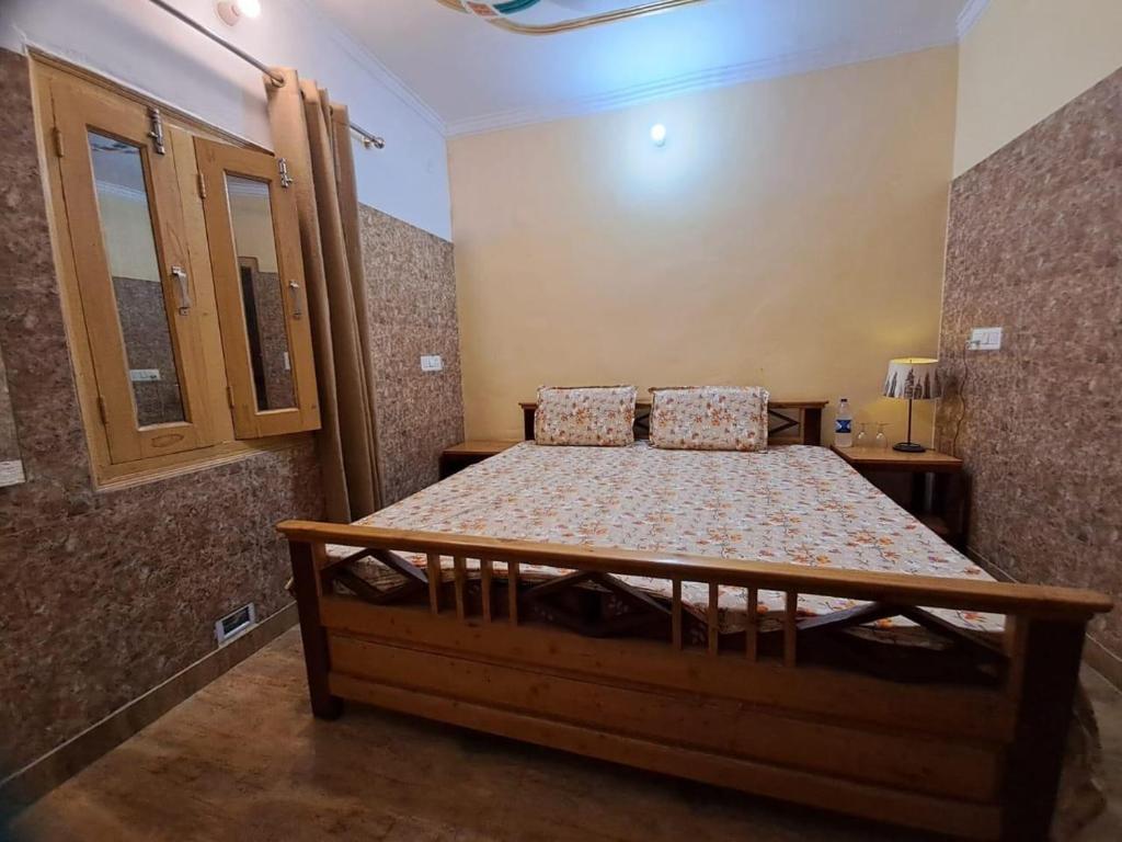 une chambre avec un lit dans une pièce dans l'établissement Gopi Homestay & Restaurant - Jim Corbett, à Tota Ām