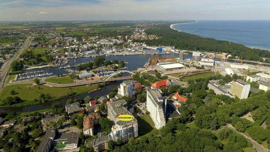 コウォブジェクにあるApartament Spacerowaの市街と川の空中景