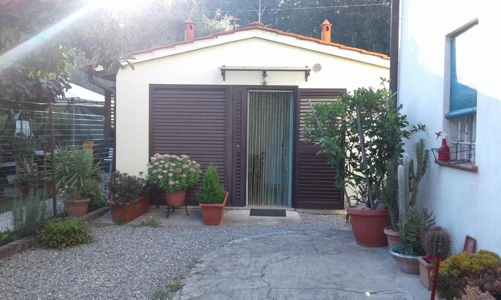 un edificio con un cancello e un mucchio di piante di Da Lilly Apartment a Lucca