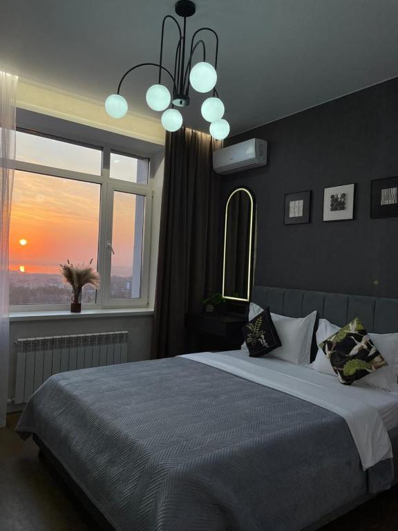 Postel nebo postele na pokoji v ubytování ЖК Dostar Sky Apartment 13