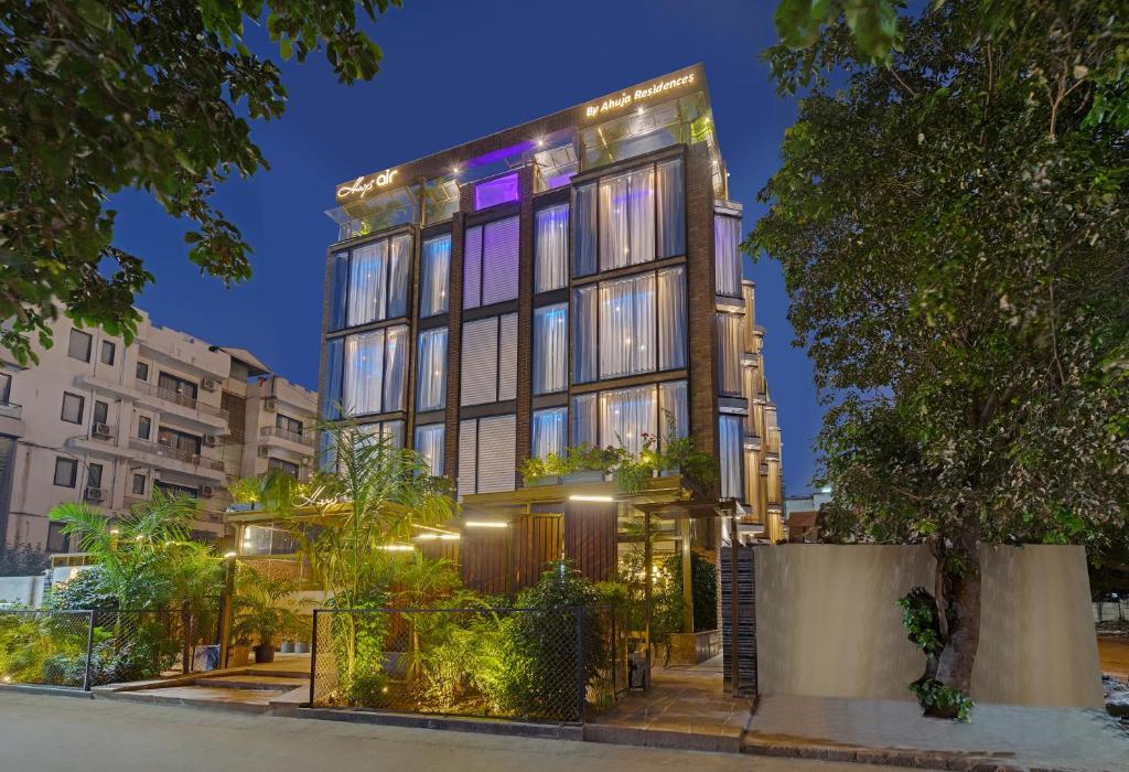 een hoog gebouw met 's nachts verlichting bij Hays AIR By Ahuja Residences - Golf Course Ext Road & Sector 51 in Gurgaon