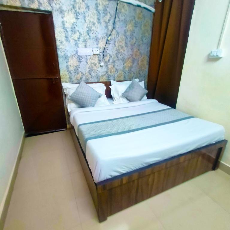 Postel nebo postele na pokoji v ubytování Luxury 2BHK near Ram Nagar Metro - Royal Oasis