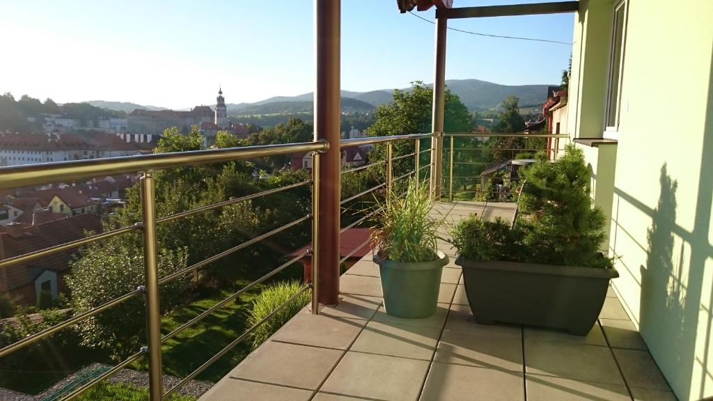 d'un balcon avec des plantes en pot et une vue sur la ville. dans l'établissement Apartments Horní Brána, à Český Krumlov