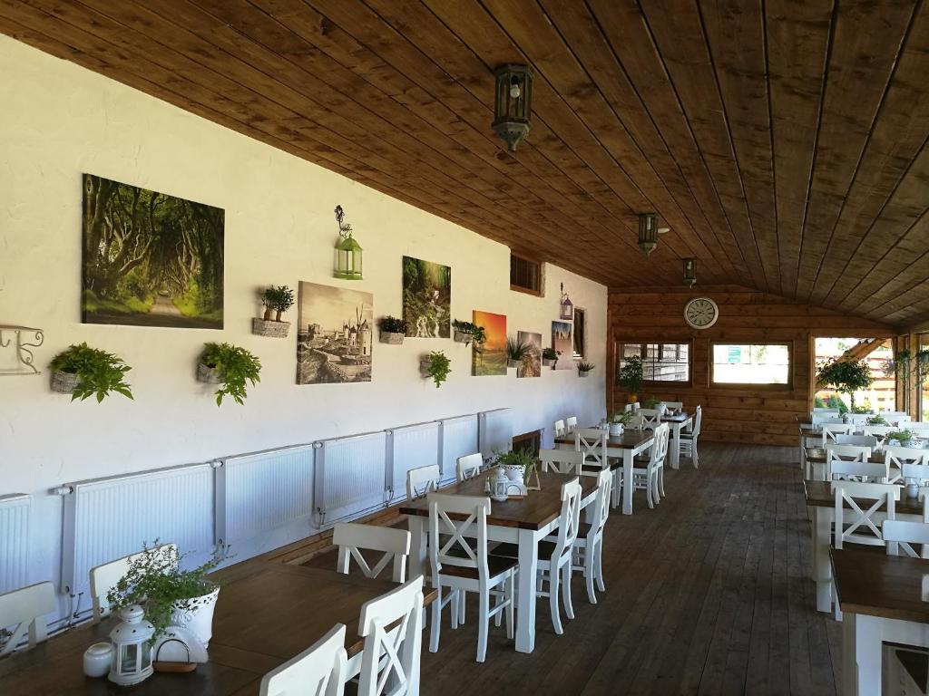 Reštaurácia alebo iné gastronomické zariadenie v ubytovaní Hotel Karczma u Macieja