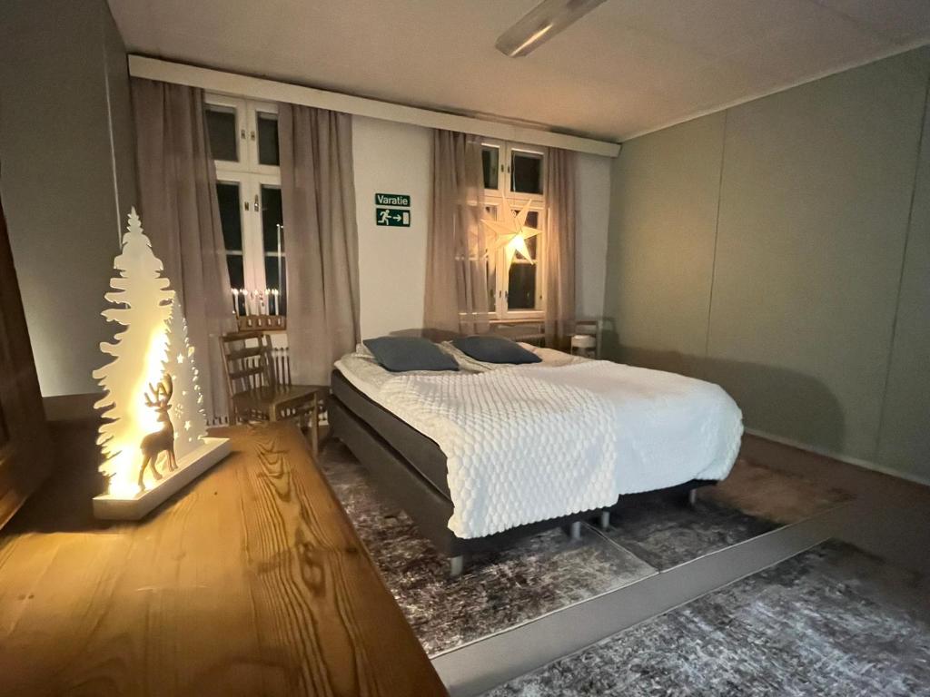 um quarto com uma cama e uma árvore de Natal em Raanu Apartments em Raanujärvi