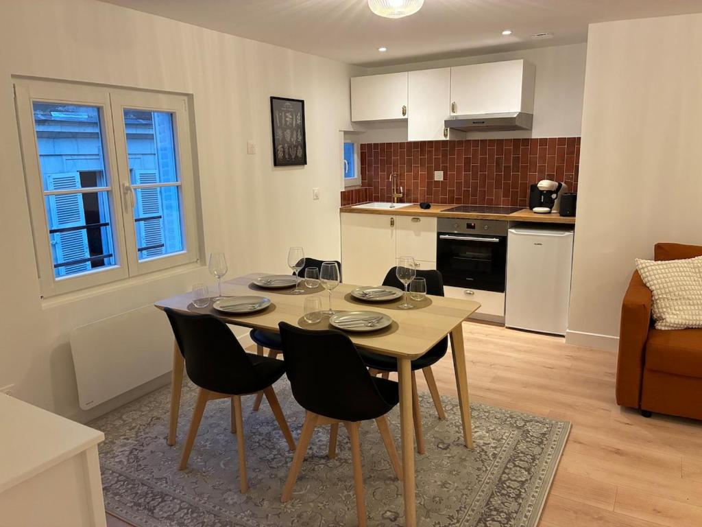 a kitchen and dining room with a table and chairs at Appartement Chic 4 personnes - Plein Centre Historique in Angers