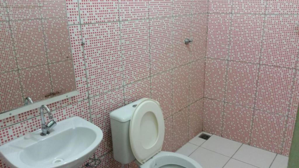 y baño con aseo y lavamanos. en Pousada Kaka en Teresina