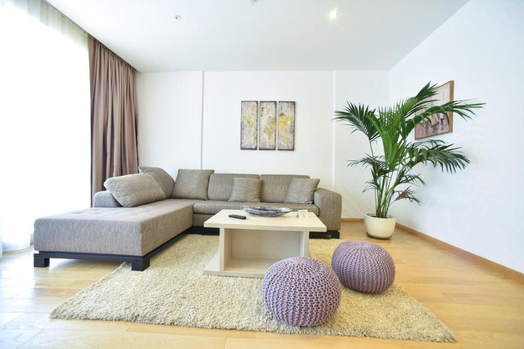 una sala de estar con un sofá y una mesa en Budva Wow Apartments, en Budva