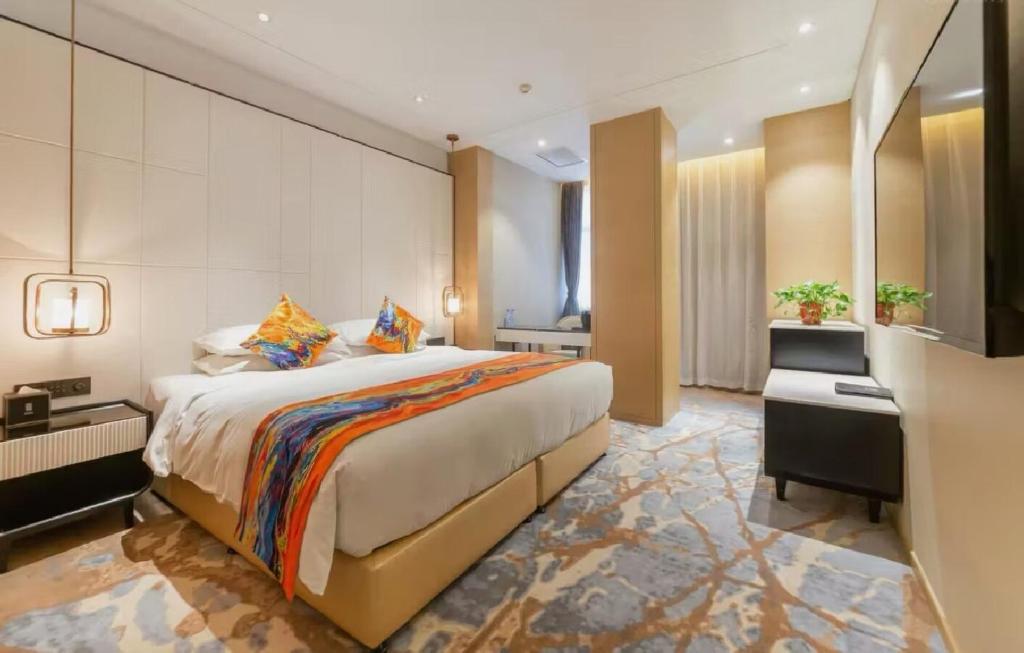 una camera d'albergo con un letto grande e una televisione di Xi'an Liban Hotel a Xi'an