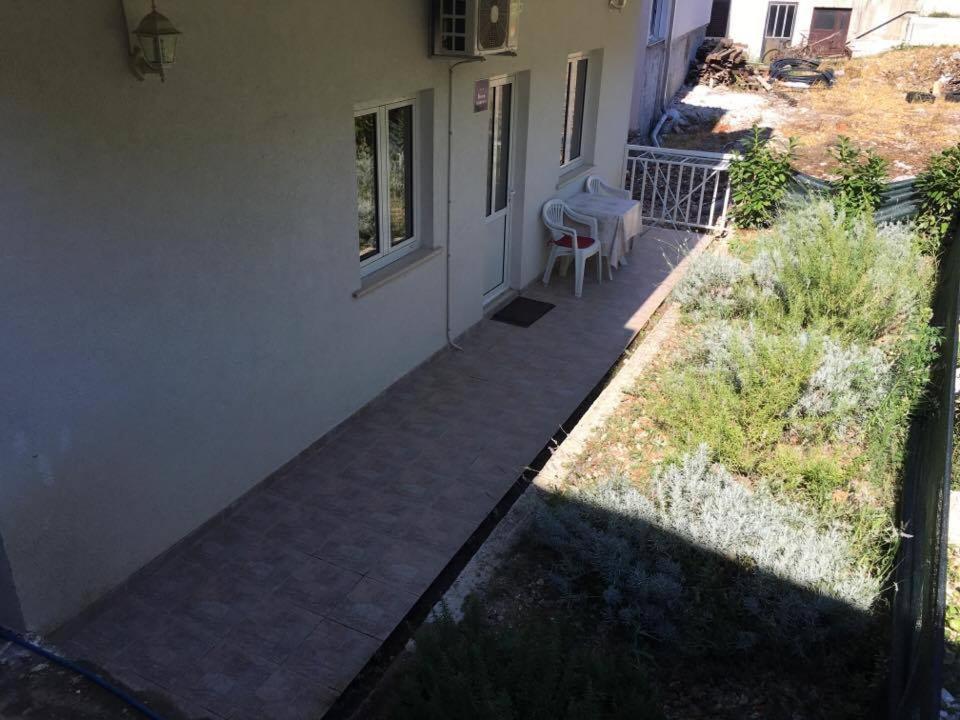 Vonkajšia záhrada v ubytovaní Apartment Villa Nikola
