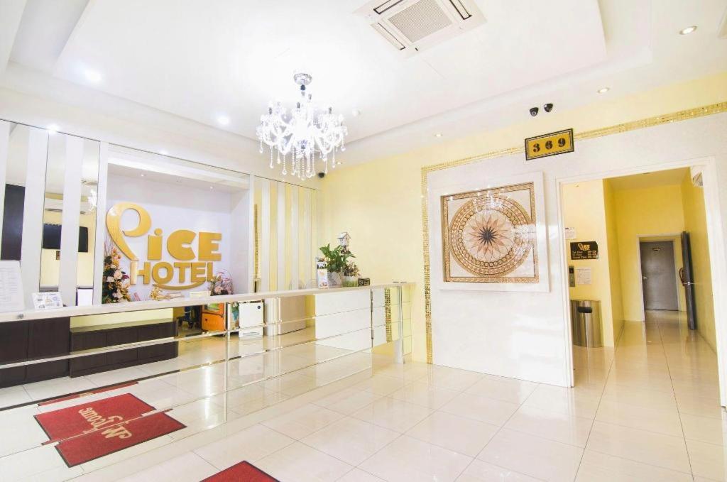 a large lobby with aope depot sign on the wall at Pice Hotel in Kampong Permatang Batu