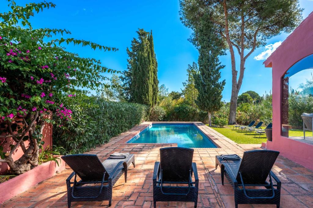 Villa in Marbella with Private Pool & Panoramic Mountain Views