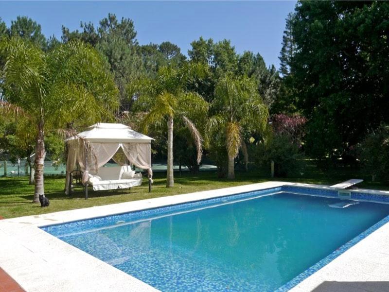 PURA VIDA - Amazing Villa with 4 bedrooms for up to 11 guests close to beach في بونتا دل إستي: مسبح مع شرفة في ساحة