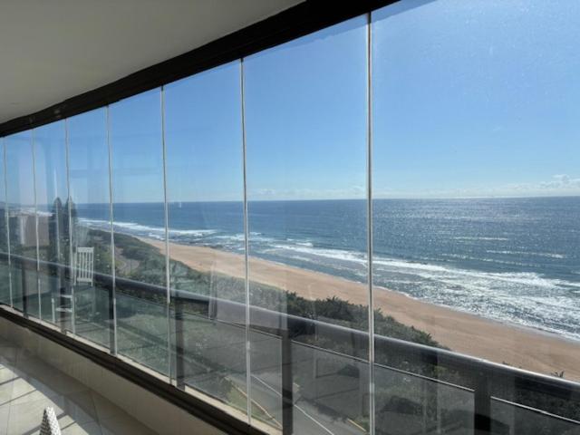 - une vue sur l'océan depuis un bâtiment doté d'un balcon dans l'établissement Coral Reef 502, à La Mercy