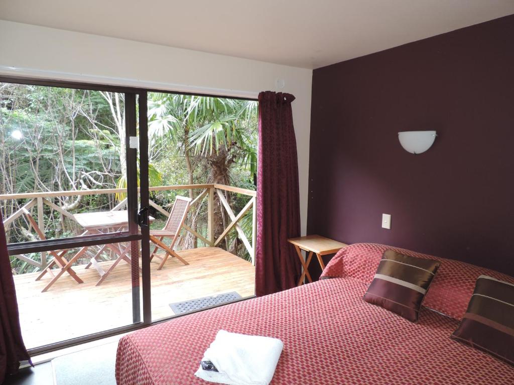 Postel nebo postele na pokoji v ubytování Waiheke Island Punga Lodge