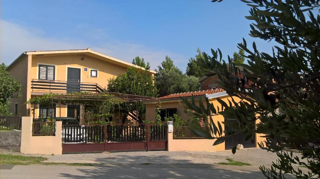 斯塔利格拉德－帕克萊尼采的住宿－Apartment Savic，前面有门的房子