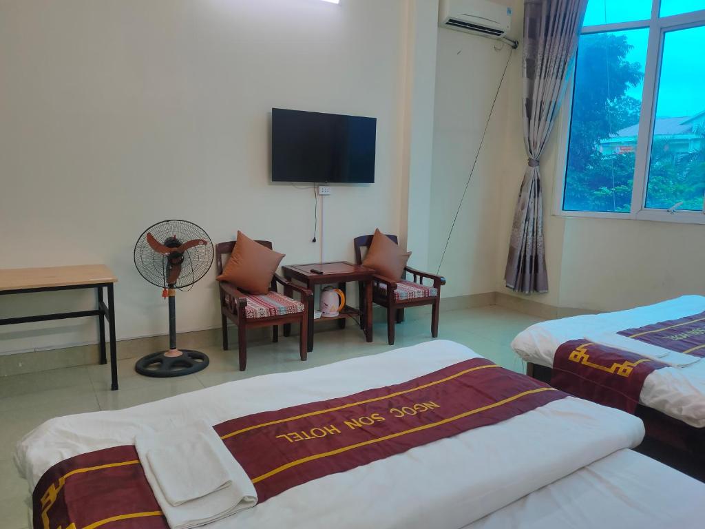Postel nebo postele na pokoji v ubytování Ngoc Son Hotel