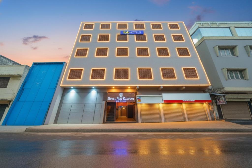 ein Gebäude mit vielen Fenstern darauf in der Unterkunft FabHotel New Rajdoot - Bhopal railway station platform no 6 in Bhopal