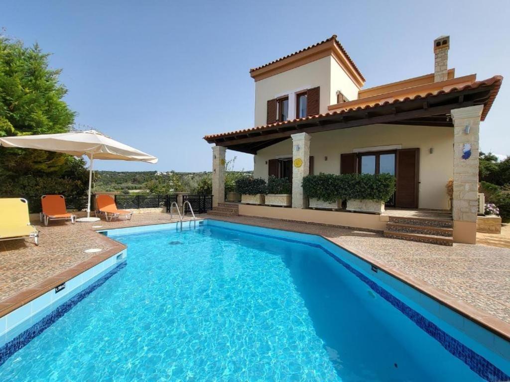 une villa avec piscine devant une maison dans l'établissement villa agnanti 'Despoina' with private pool, à Skouloúfia