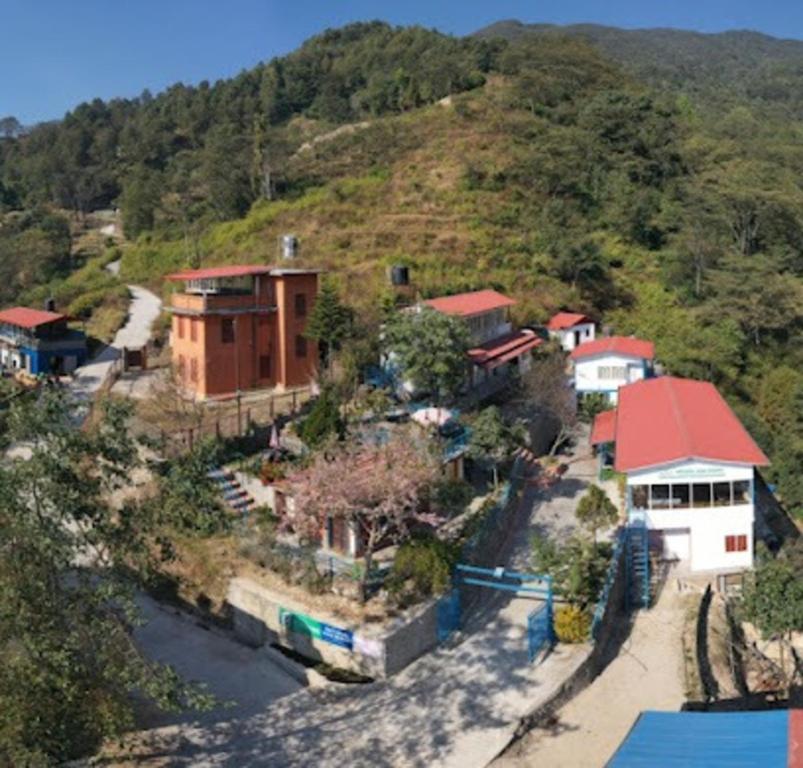 une vue aérienne d'une maison sur une colline dans l'établissement Natural View Resort, à Burhānilkantha