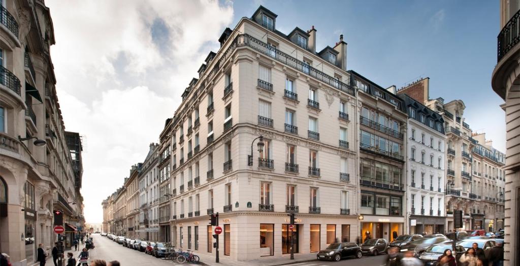 Un gran edificio blanco en una calle de la ciudad. en WS Louvre - Saint-Roch, en París