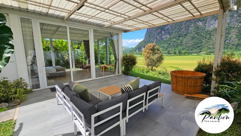 Un porche cubierto con vista a la montaña. en Pavilion Pha Leuang & Bungalows, en Muang Fuang