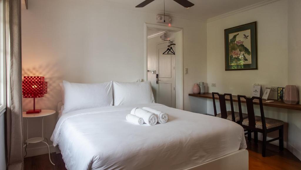 Giường trong phòng chung tại MiraNamin M A P I L I G - Private Suite in Historic Home with Unique View, Self-Service Breakfast, Indoor Plunge Pool, Rooftop, Shared Kitchen