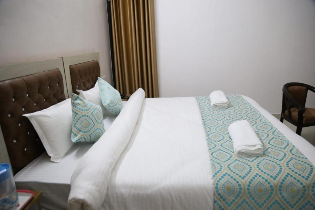 Postel nebo postele na pokoji v ubytování hotel yog tapovan