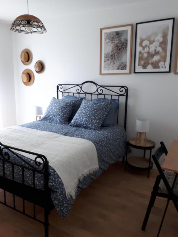 Ένα ή περισσότερα κρεβάτια σε δωμάτιο στο T2 rénové avec place parking privé