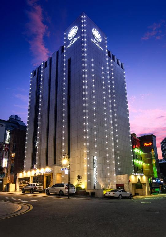a large building with clocks on top of it at 컬리넌 호텔 앤 스파 in Seoul