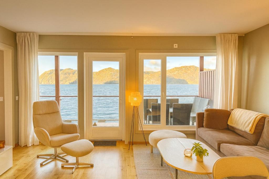 ein Wohnzimmer mit Blick aufs Wasser in der Unterkunft Apartment in beautiful Korshamn by the sea in Korshamn