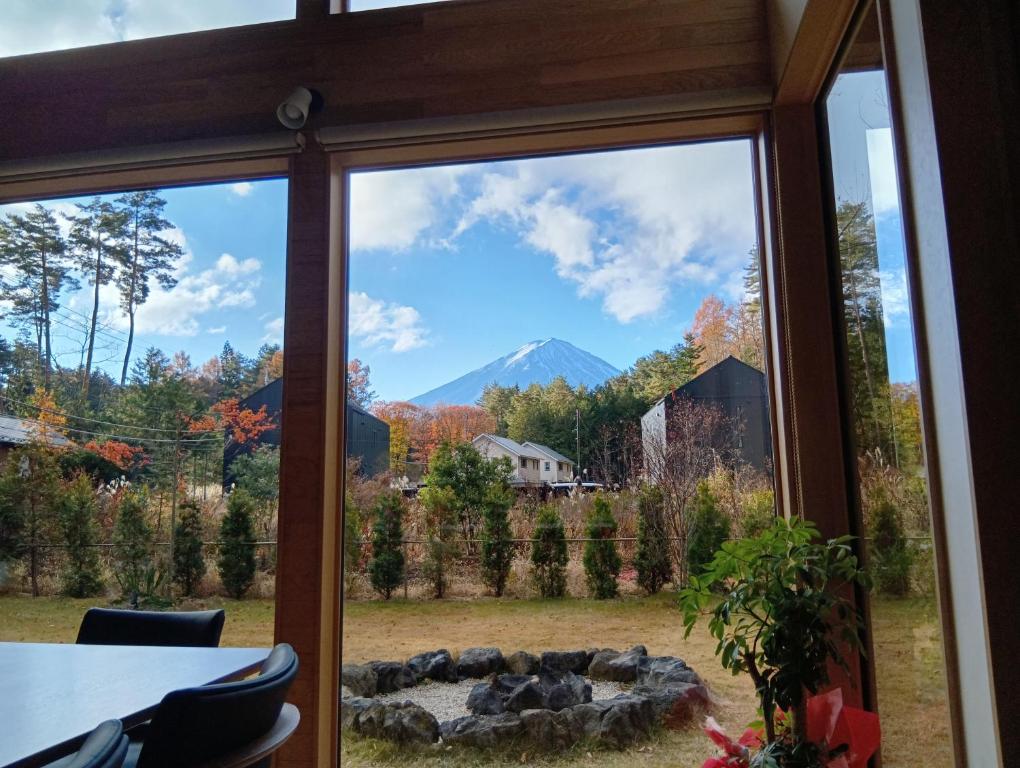 aus dem Fenster genießen Sie Bergblick. in der Unterkunft Villa 峰々 in Fujikawaguchiko