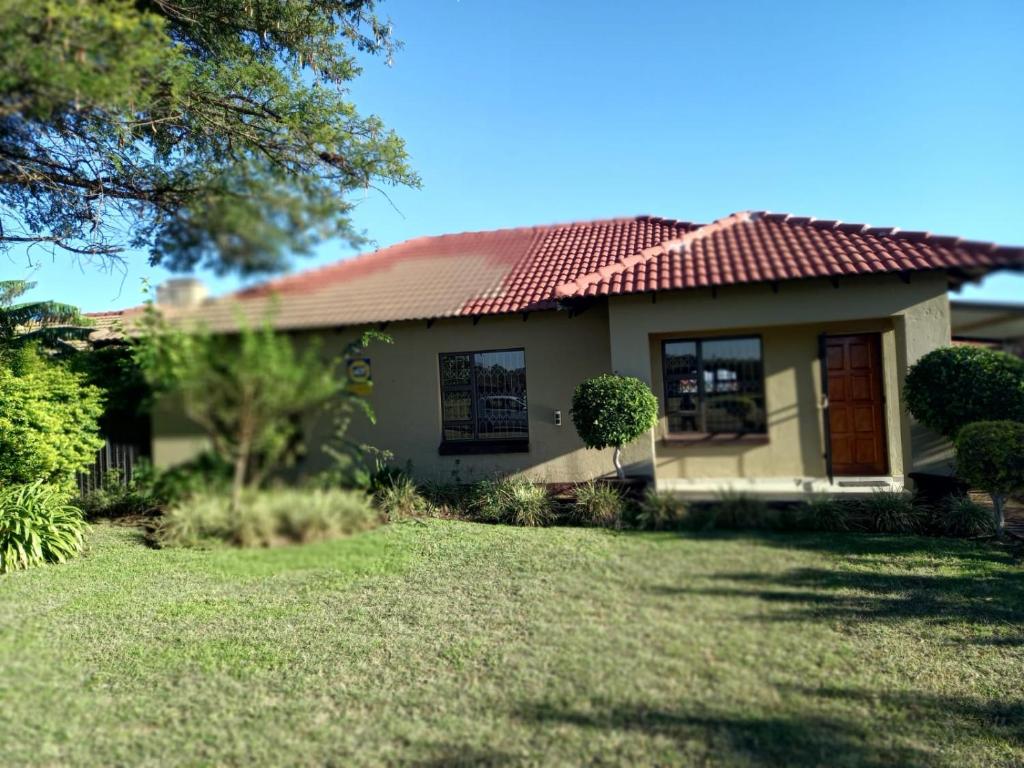 Κήπος έξω από το Lovely Home in Bushveld estate