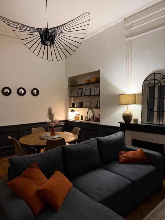 un salon avec un canapé et une table dans l'établissement Grand F2, quartier historique de Moulins, 5 pers, à Moulins