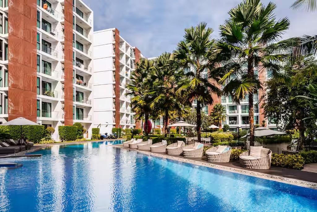 Bazén v ubytování The One Chiang Mai 420 - Deluxe 1BDR Pool View near Central Festival nebo v jeho okolí