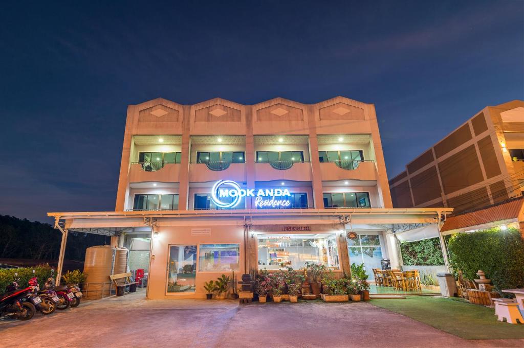 ein Gebäude mit einem Schild an der Vorderseite in der Unterkunft Mookanda Residence in Ao Nang Beach