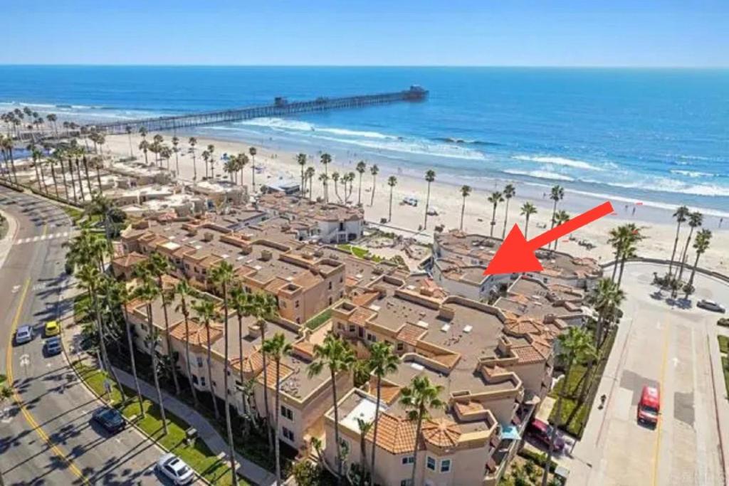 een huis op het strand met een rode pijl bij 5N-31 Beach View BBQ & Jacuzzi in Oceanside