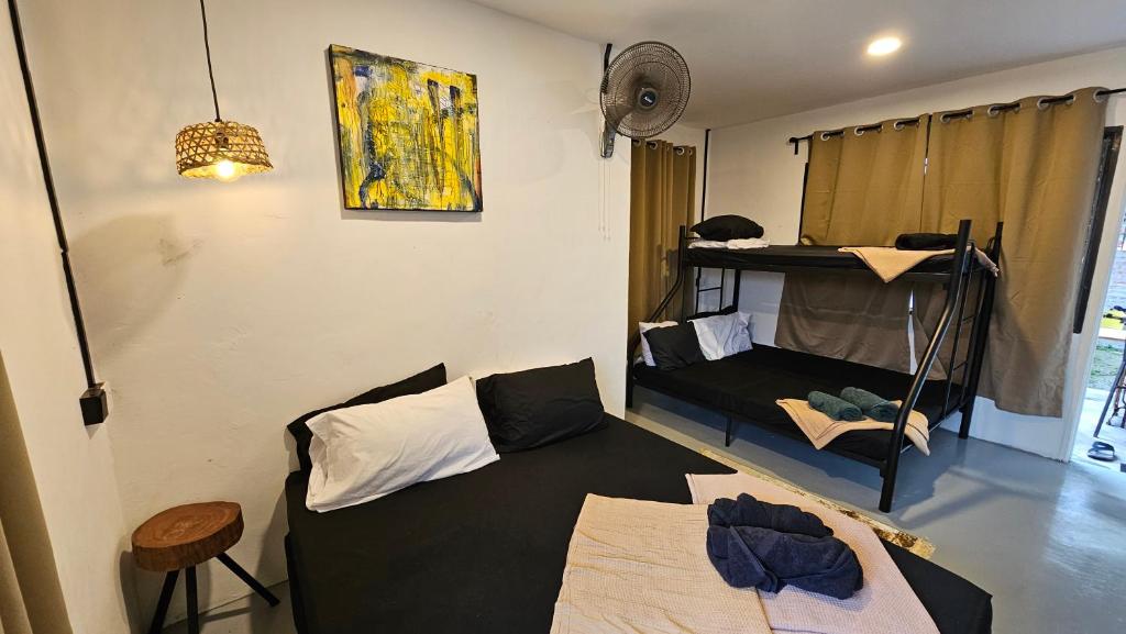 Un pat sau paturi într-o cameră la Batu Puteh Chalet by the River, Pool, WIFI